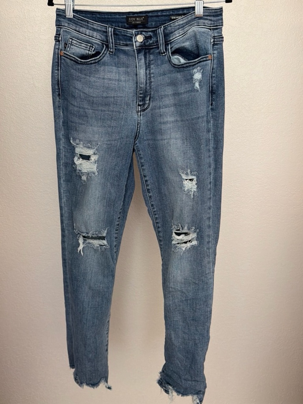 Judy Blue Distressed Jeans in Medium Blue Wash